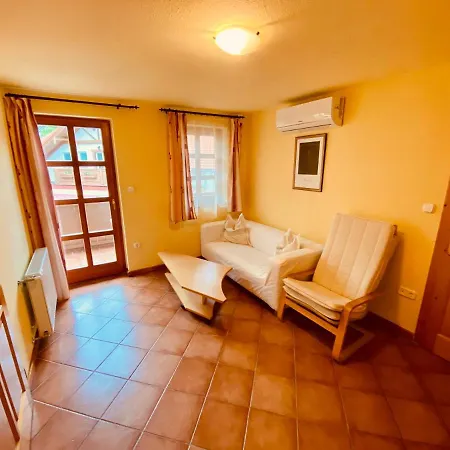 Sommer Panzio 住宿加早餐酒店 Balatonföldvár