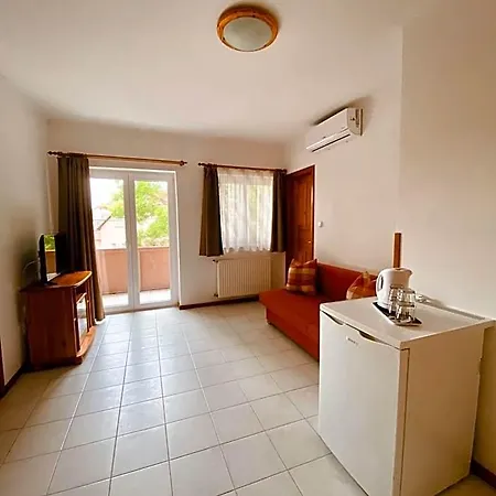 Sommer Panzio 住宿加早餐酒店 Balatonföldvár