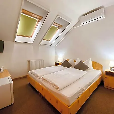 Sommer Panzio 住宿加早餐酒店 Balatonföldvár